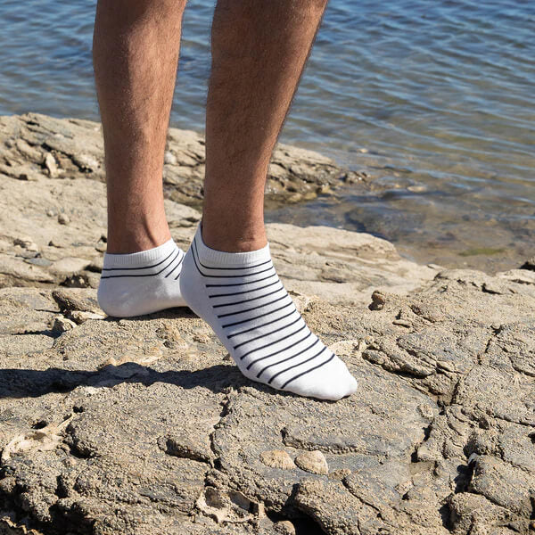 Socquettes rayées homme blanc/marine portée